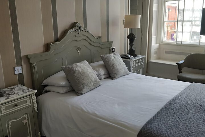 Room 12 of 83