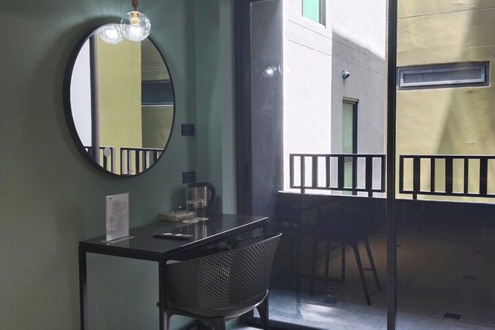 Room 5 of 16
