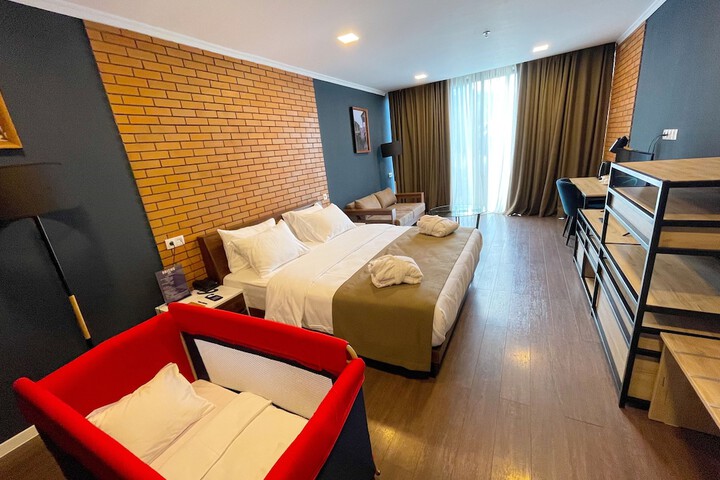 Room 43 of 240