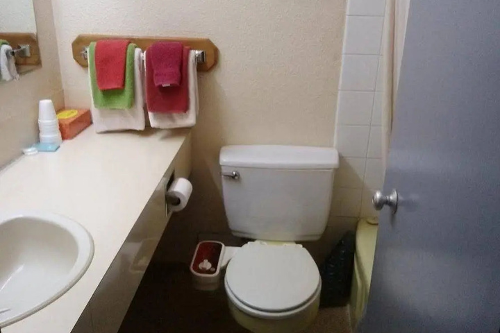 Room 8 of 10