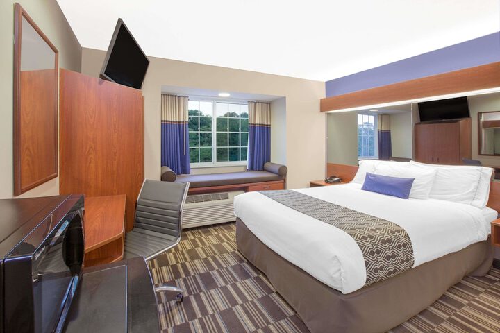 1 Queen Bed Accessible Room (2 of 18)