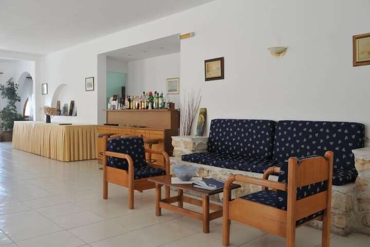 Lounge 49 of 58
