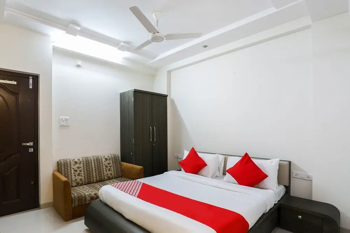 Room 6 of 14