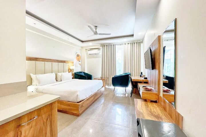 Room 6 of 32