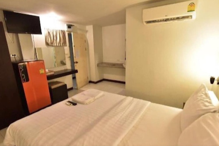 Room 9 of 33