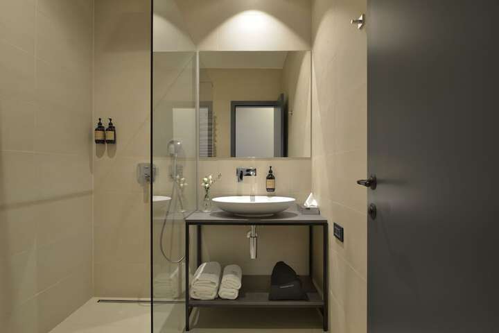 Room 16 of 36