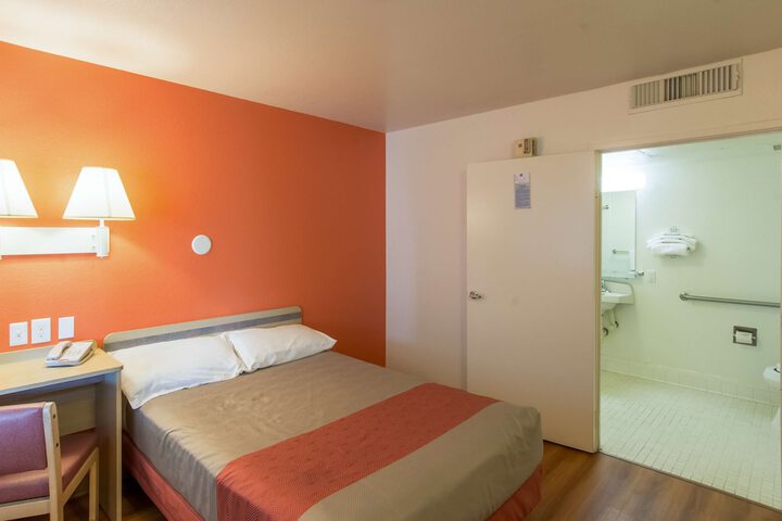 Room 9 of 25