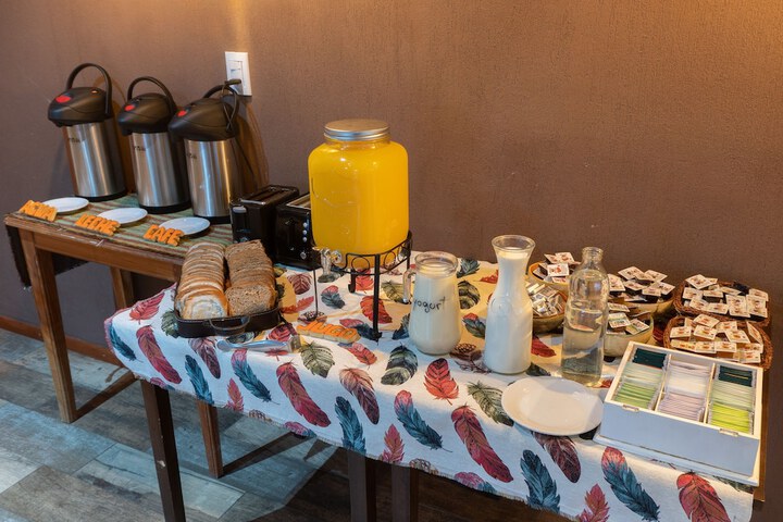 Breakfast/Coffee Service 32 of 47