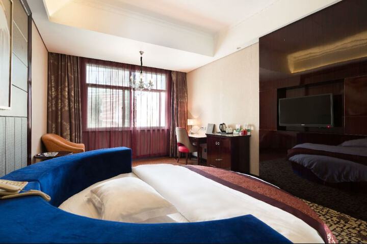 Room 6 of 32