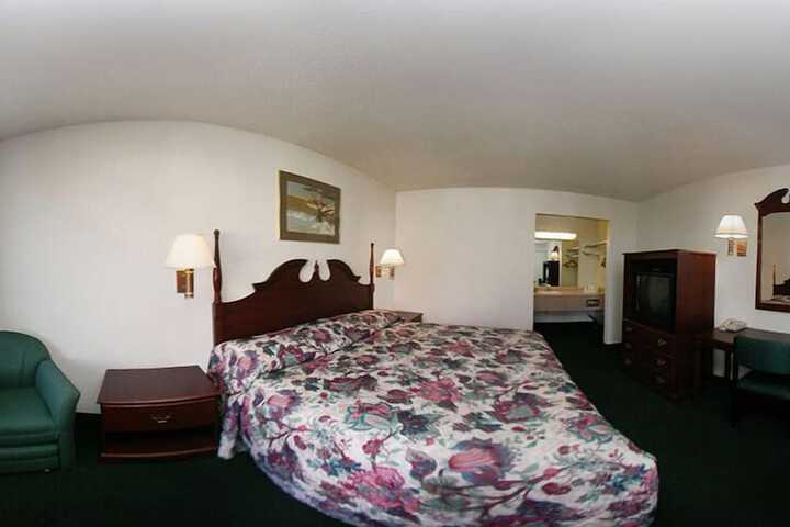 1 King Bed (3 of 6)