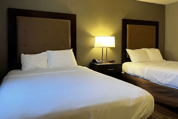 2 Double Beds (2 of 10)
