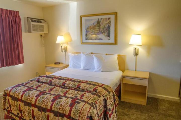 1 Queen Bed (1 of 18)