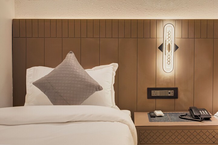 Room 10 of 33