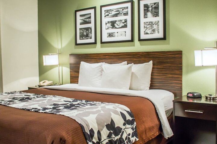 Queen Bed Accessible (7 of 8)