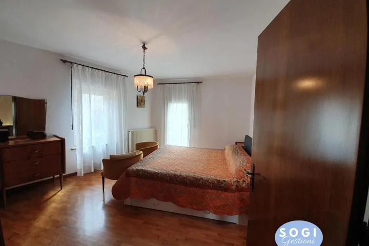Room 5 of 10