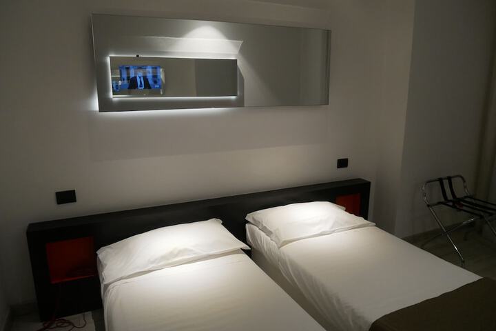 Room 15 of 248