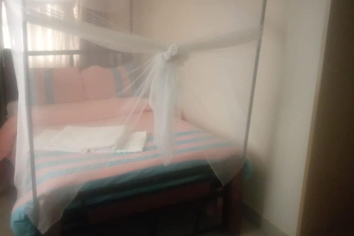 Room 6 of 12