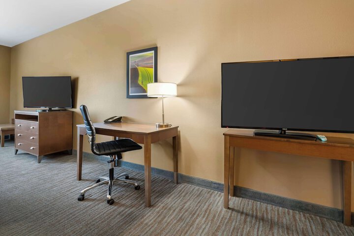 2 Queen Beds Microwave and Refrigerator WiFi Full Breakfast (18 of 21)