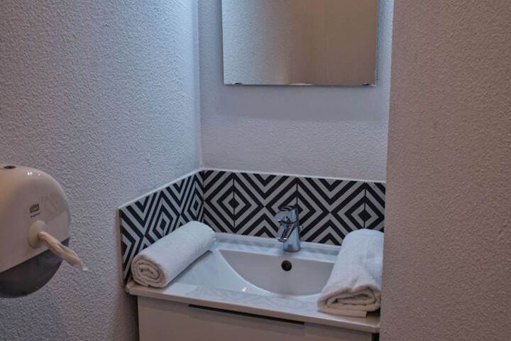 Room 73 of 128