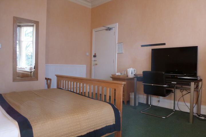 Room 13 of 37