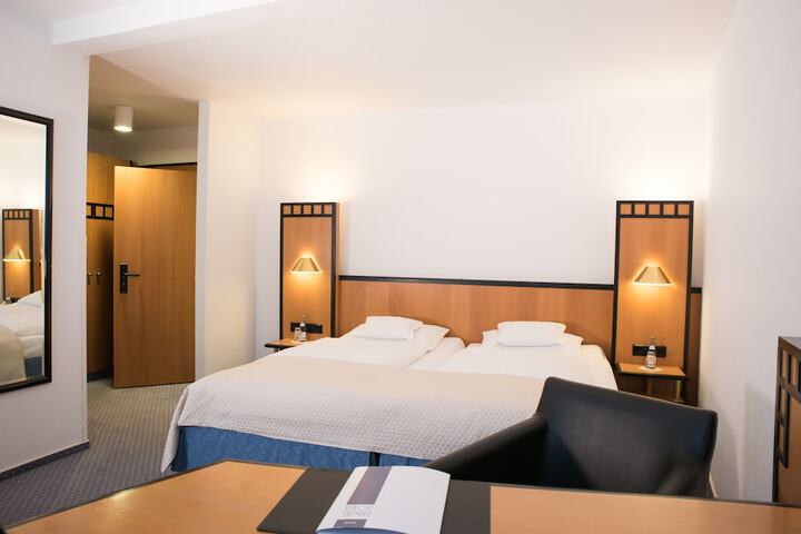 Room 16 of 40