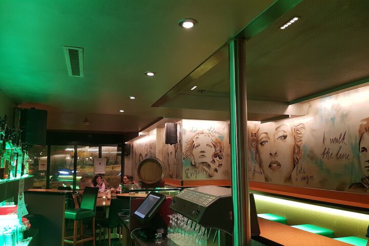 Lounge 106 of 146