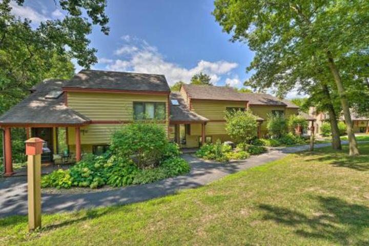 Exterior of Family Friendly Galena Townhome with Community Pools