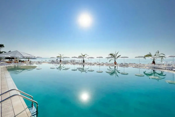 Hotel with Pool