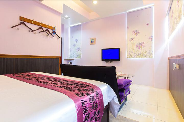 Room 6 of 10