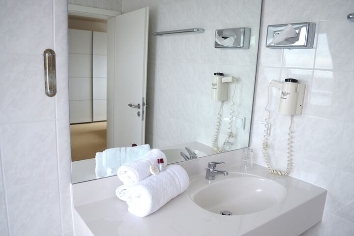 Room 4 of 28