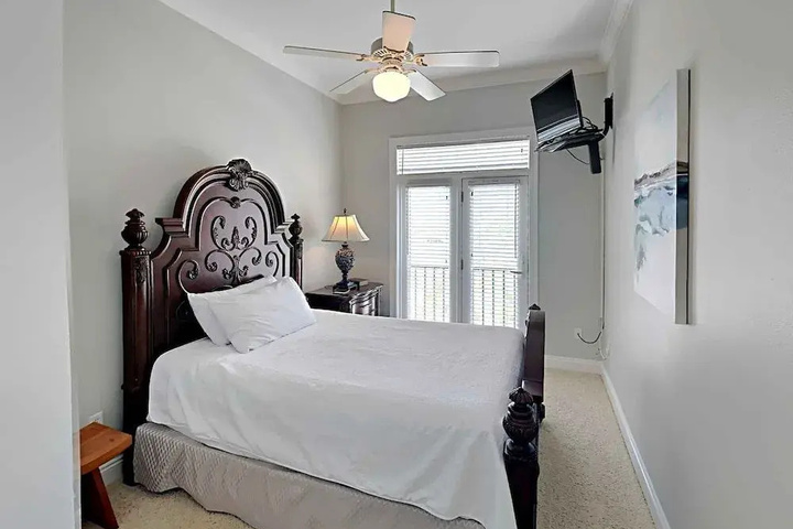 Room 6 of 18