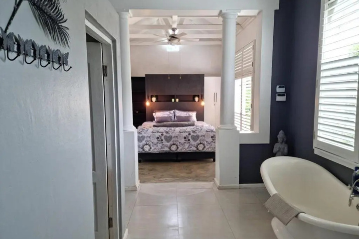 Room 6 of 10