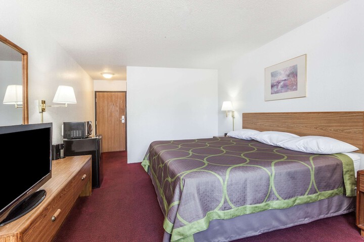 1 King Bed (2 of 14)