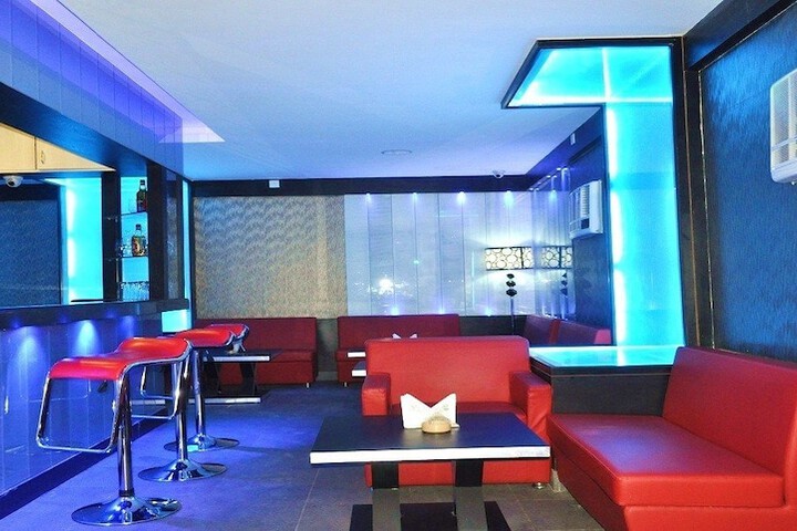Lounge 16 of 24
