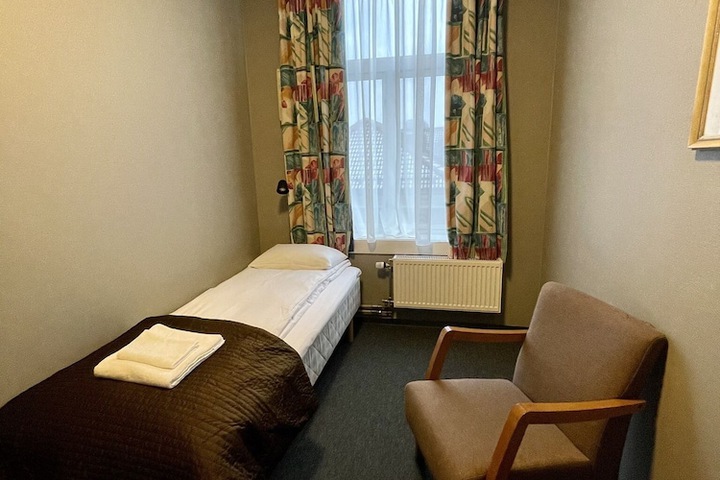 Room 6 of 28