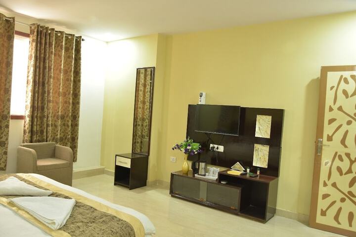 Room 8 of 33