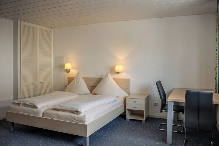 Room 6 of 32