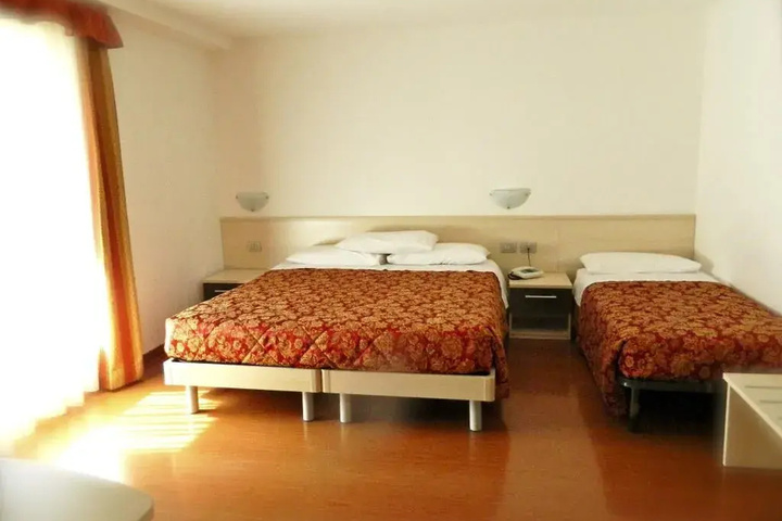 Room 6 of 10