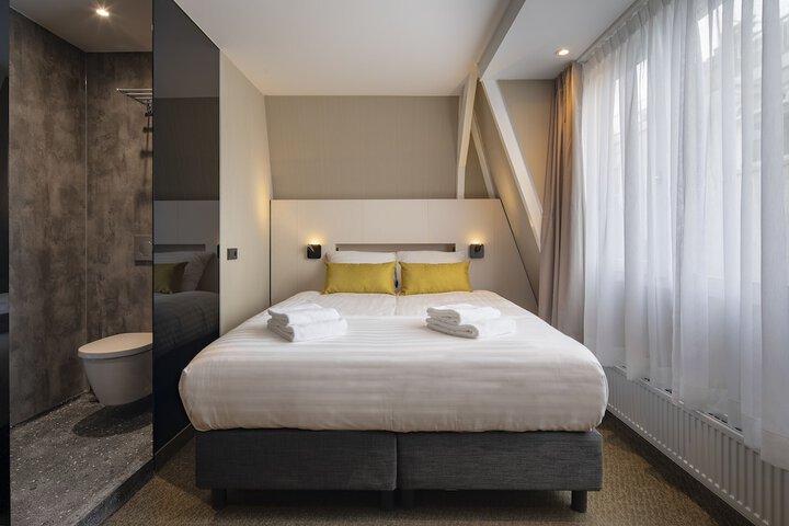 Room 13 of 42