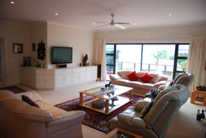 Lounge 7 of 22