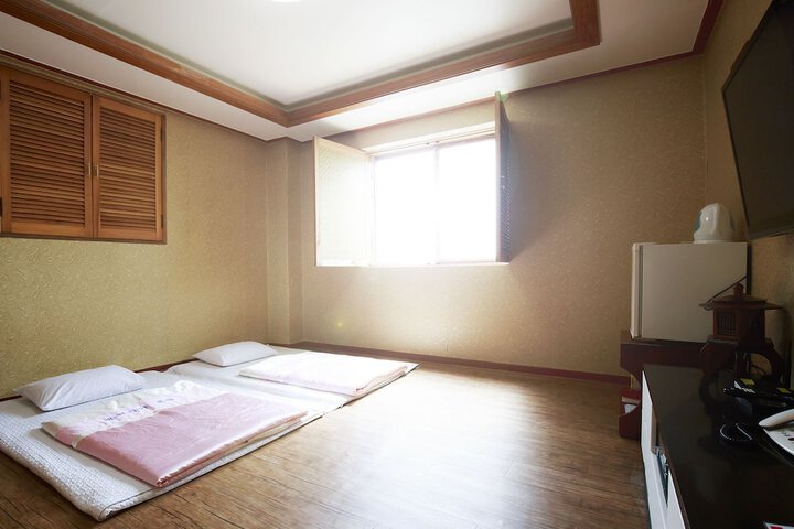 Room 2 of 47