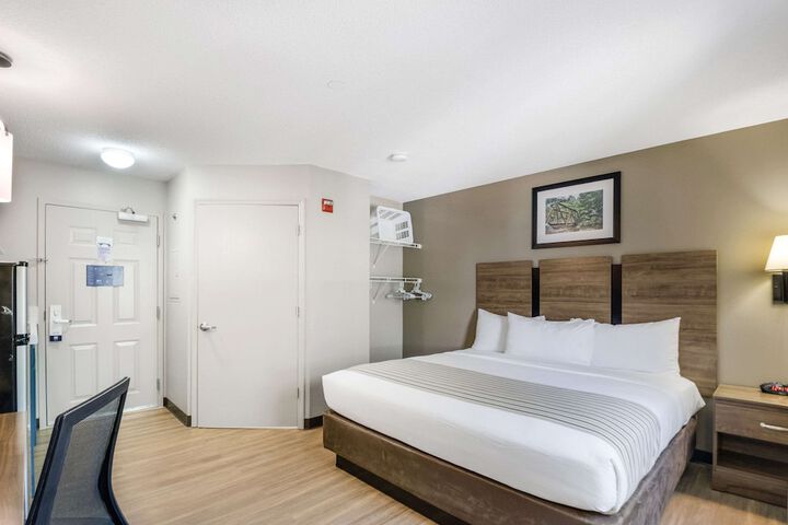 1 King Bed Efficiency (4 of 14)