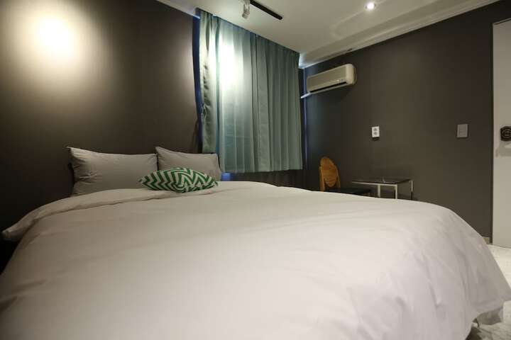 Room 11 of 20