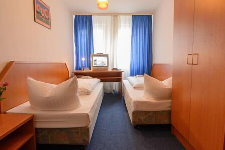 Room 18 of 33
