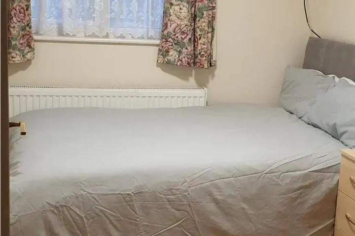 Room 4 of 8