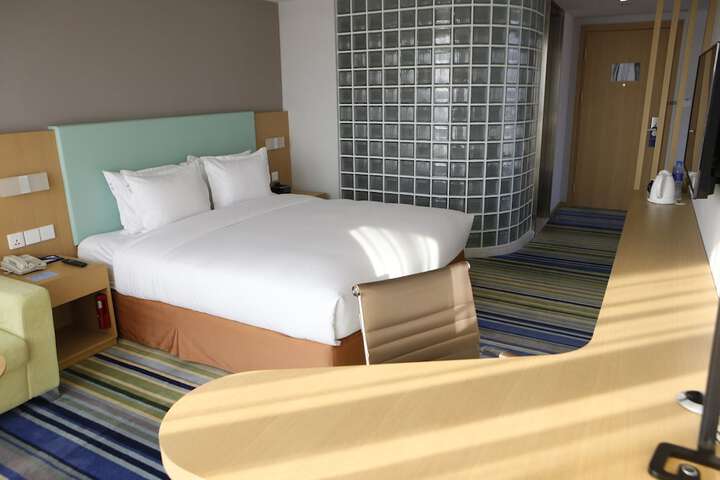 Room 27 of 73