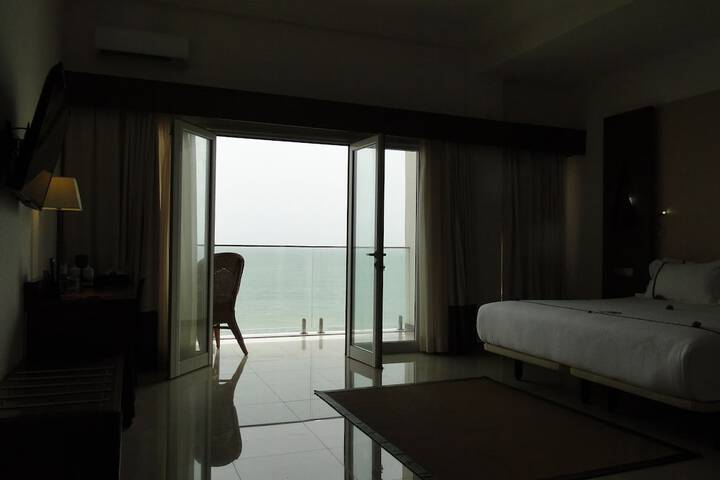 Room 13 of 103