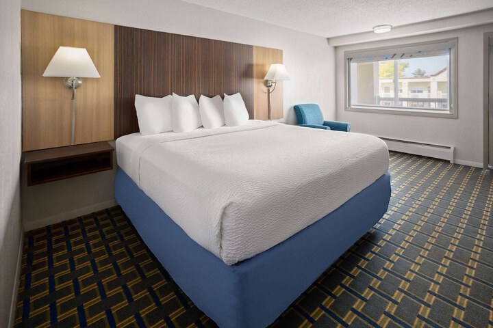 1 King Bed (1 of 5)