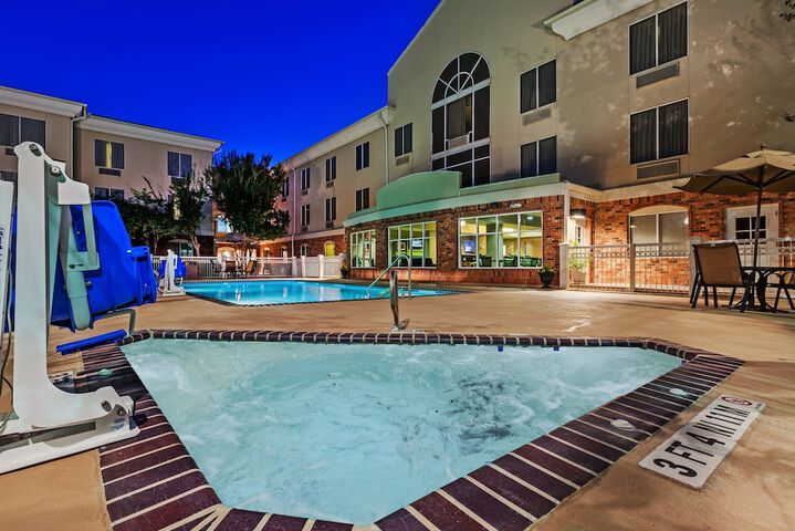 Hotel Pool
