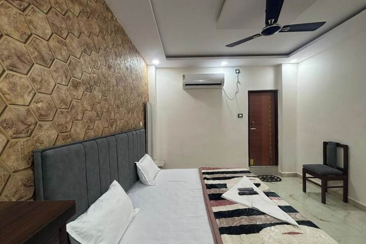 Room 9 of 20